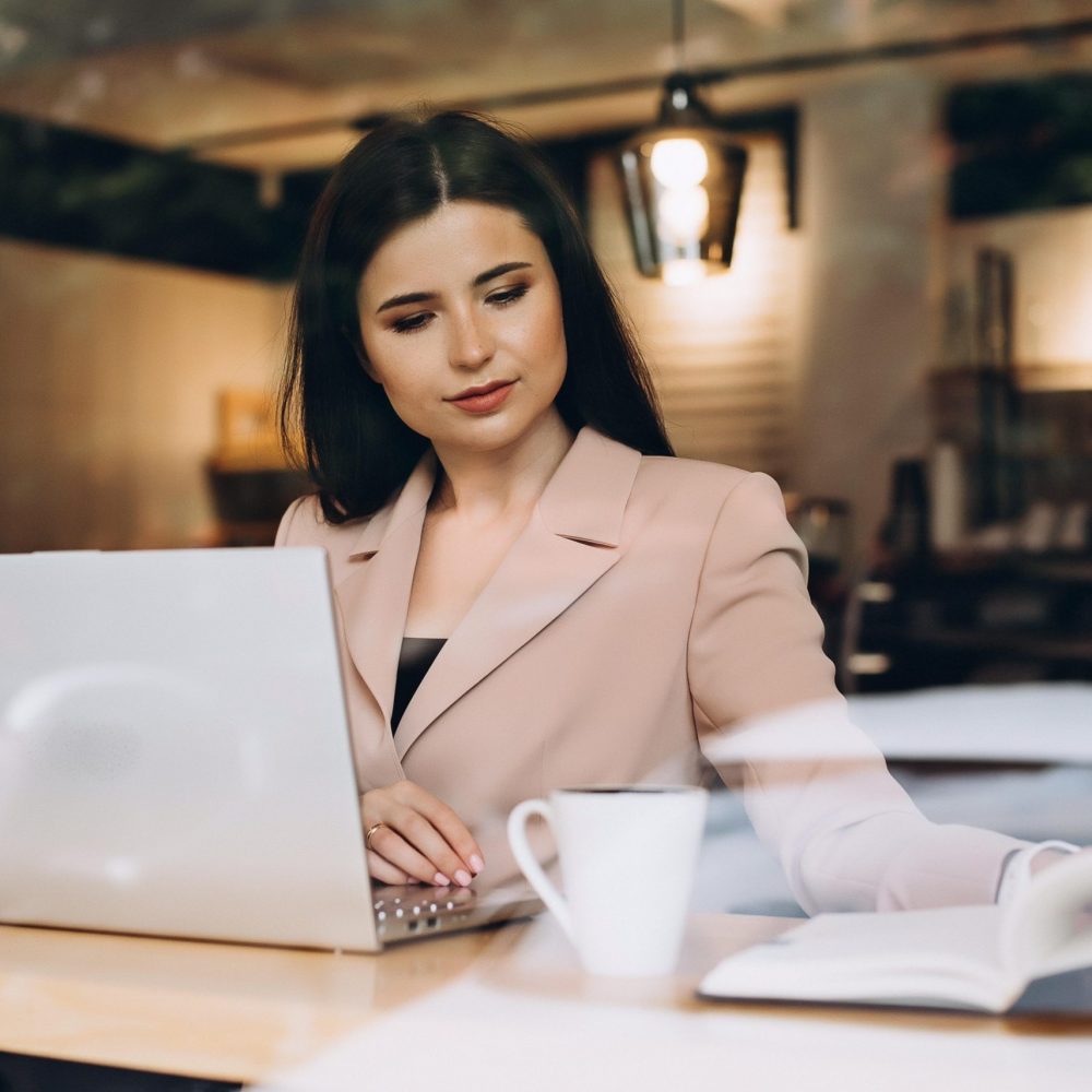 business-woman-woman-running-and-drinking-cup-of-coffee-tea-girl-with-computer-and-book_t20_xG2vn2
